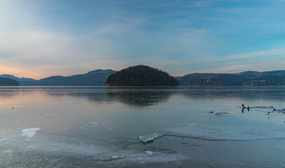 Zachód słońca zimą nad jeziorem Rożnów w mjejscowości Gródek nad Dunajcem.