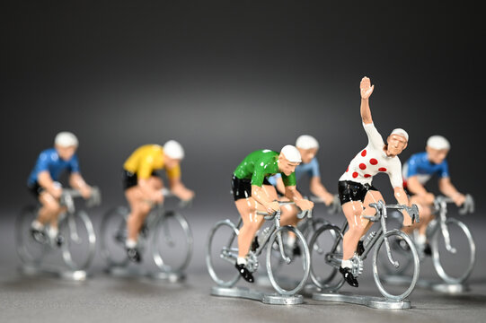 sport cycliste cyclisme course vainqueur velo jaune tour France montagne maillot pois 