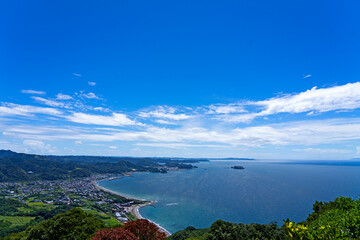 青空の下の入り江と街
