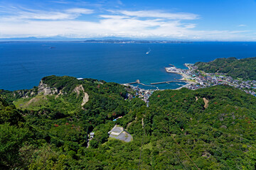海辺の街と山