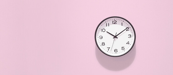 壁にかかったシンプルな時計,壁時計,10時10分,コピースペース,時間,計画