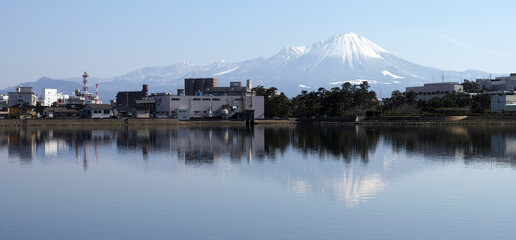 鳥取県米子市の米子港から見た冬の伯耆富士大山と中海