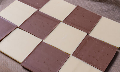 braune und weiße Schokolade vorbereitet für eine Bruchschokolade - 480115809
