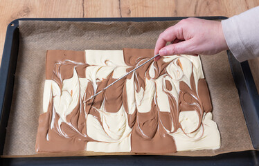 braune und weiße Schokolade vorbereitet für eine Bruchschokolade - 480115815