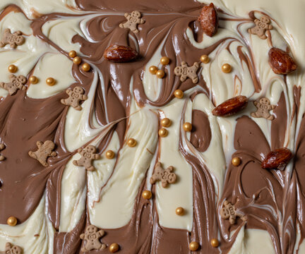 braune und weiße Schokolade vorbereitet für eine Bruchschokolade