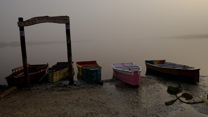 Grupo de barcas pesqueras en el amanecer del lago Rosa en Dakar, Senegal, esperando a sus dueños...