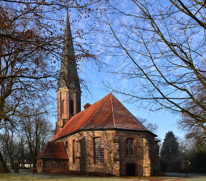 Historische Kirche im Winter in der Stadt Schneverdingen, Niedersachsen