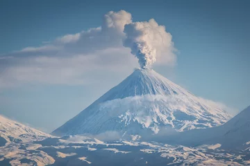 Fotobehang The eruption of the Klyuchevskaya Sopka volcano in Kamchatka © Vita Fortuna