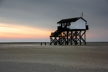 Haus auf Stelzen im Watt I
