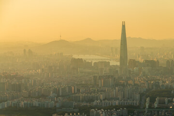 황사와 미세먼지가 가득한 서울 도시