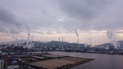 SDGs地球環境とミライ！コンビナートと大気汚染問題　煙突の煙と空
