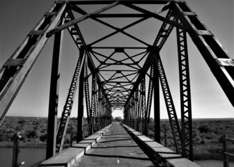 alte Brücke mit verlassener Straße (Colchester, South Afrika)