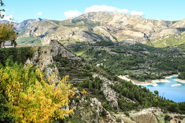 Fototapeta na wymiar Guadalest village surrounded by vegetation and the Castle