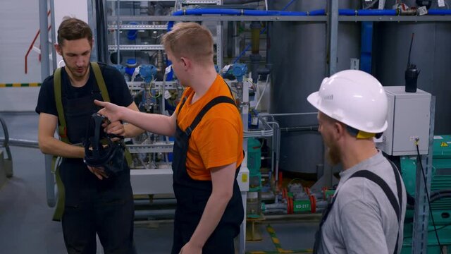 Training of workers in the petrochemical industry on safety during the release of toxic substances, wearing a protective breathing apparatus and a full face mask. Factory work