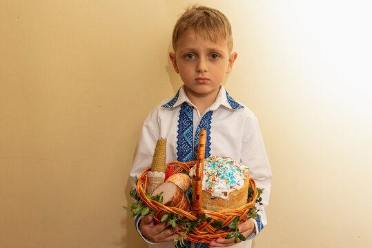 маленький хлопчик у вишитій сорочці з кошиком,святкування та українські традиції