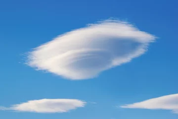 Poster UFO-vormige wolk - Lenticularis linzenvormige coud op de blauwe lucht © Tunatura