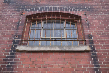 Vergittertes Fenster an einem alten Gebäude