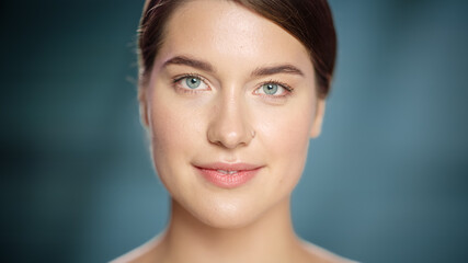 Obraz premium Close Up Female Beauty Portrait. Beautiful Caucasian Woman with Natural, Healthy Skin, Brown Hair Looking Away and Posing. Wellness and Skincare Concept on Soft Isolated Background.
