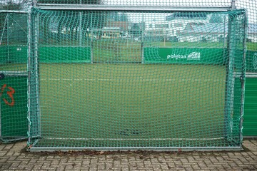Fußballplatz bei Regen im Winter