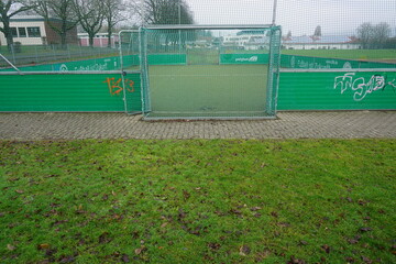 Fußballplatz bei Regen im Winter