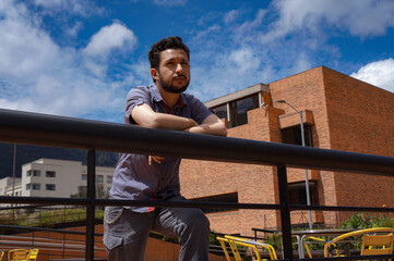 Joven viendo al horizonte al aire libre en el parque