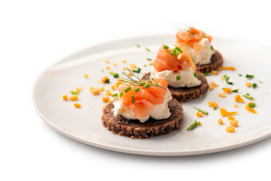 Deliziosi canap&egrave;s farciti con crema di formaggio e salmone affumicato