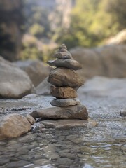 Fototapeta na wymiar Equilibre zen au milieu de la rivière