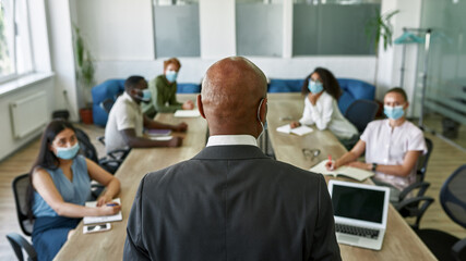 Obraz premium Back of leader tell to blur employees at meeting