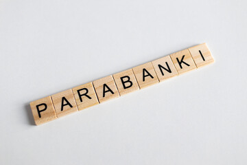 Parabanki, napis na jednolitym 