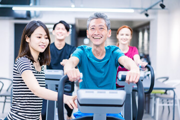 Obraz premium スポーツジムに通う人々