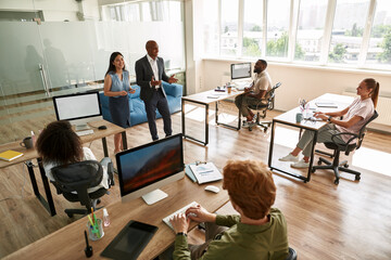 Obraz premium Boss telling company strategy to his colleagues