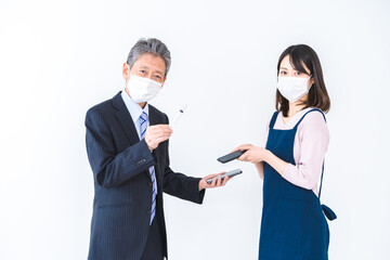ワクチン接種証明書を提示する人