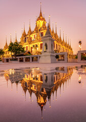 Fototapeta premium Wat Ratchanatdaram sunset 