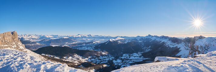 Panorama enneigé sur les alpes françaises et sur le Vercors - Villard De Lans, France