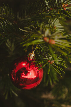 red christmas  ball tree decoration