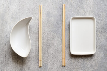 White empty plates and bamboo chopsticks on gray background with copy space - 480196685