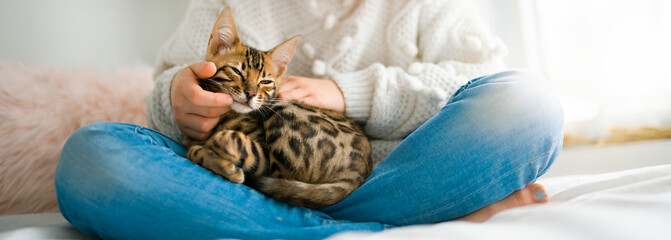 Obraz premium Bengal cat in the bed room with child girl