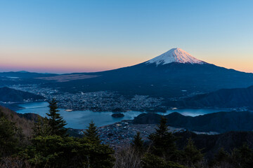 Fototapeta na wymiar 夕暮れ時の富士山