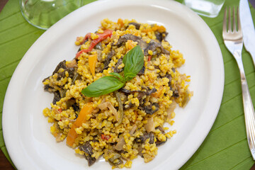 guiso de arroz con curry y carne