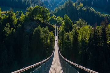 Hängebrücke in Ernen im Wallis, Schweiz - 480203854