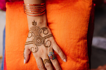 henna on hands
