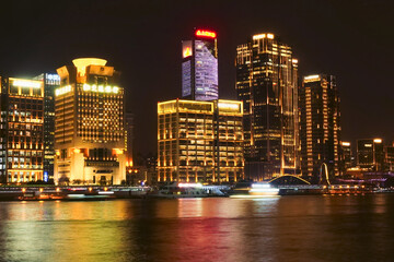Obraz premium Night view of buildings in Lujiazui, Huangpu River, Shanghai