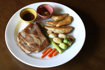 돼지고기 목살 스테이크