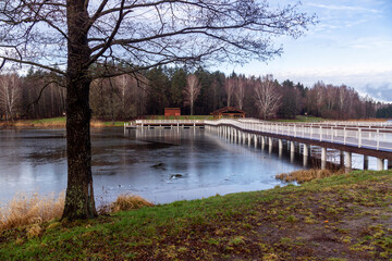 Łagodna zima nad Zalewem Czapiel&oacute;wka w Puszczy Knyszyńskiej, Podlasie, Polska