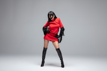 Femme en rouge et gants