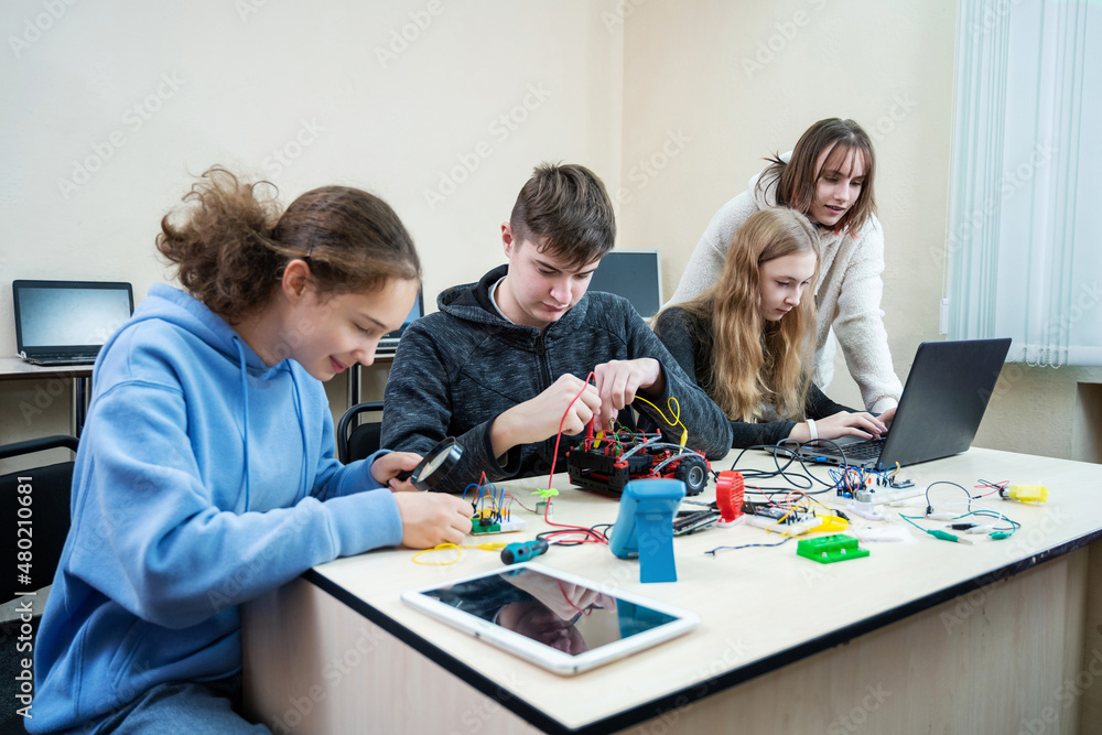 Élèves en atelier technologique