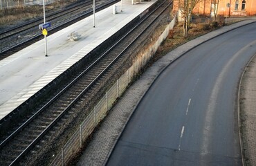 Bahngleise neben Straßenkurve im Winter