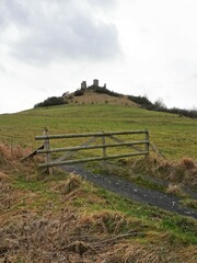 Desenberg und Burg vor einem Tor im Winter