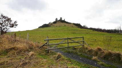 Desenberg und Burg vor einem Tor im Winter