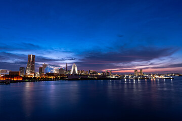 Fototapeta na wymiar 大さん橋から見た夕暮れのみなとみらいベイエリア